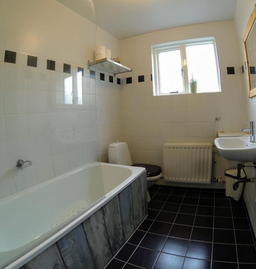 Skjolbraut - Cozy Apartment - Central Location - Free Parking - Close To A Public Swimming Pool And Sky Lagoon Reykjavík Esterno foto